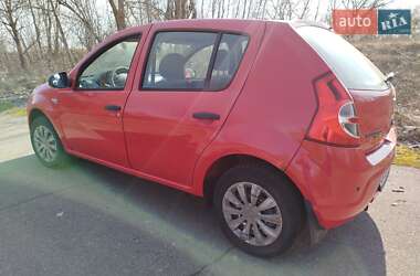 Хэтчбек Dacia Sandero 2010 в 