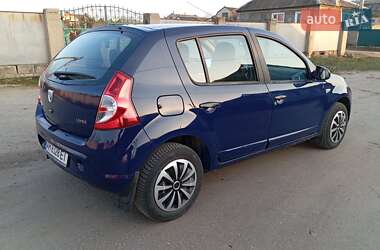Хэтчбек Dacia Sandero 2008 в 