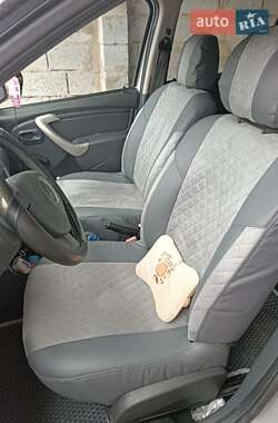 Хэтчбек Dacia Sandero 2012 в 