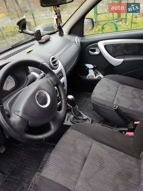 Хетчбек Dacia Sandero 2010 в 