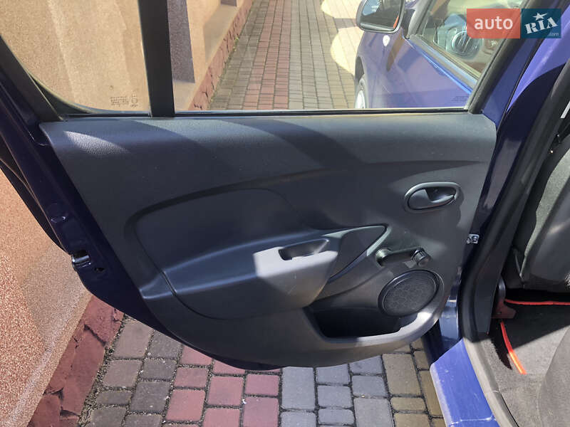 Хэтчбек Dacia Sandero 2014 в Ровно