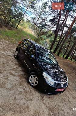 Хэтчбек Dacia Sandero 2011 в 