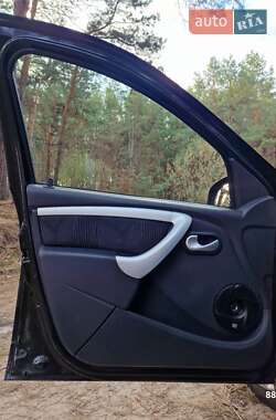 Хэтчбек Dacia Sandero 2011 в 