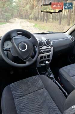 Хэтчбек Dacia Sandero 2011 в 