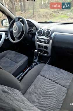 Хэтчбек Dacia Sandero 2011 в 