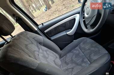 Хэтчбек Dacia Sandero 2011 в 