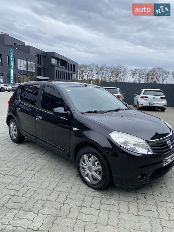 Хэтчбек Dacia Sandero 2009 в 