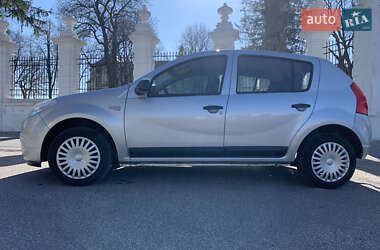 Хэтчбек Dacia Sandero 2008 в 