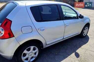 Хэтчбек Dacia Sandero 2009 в 