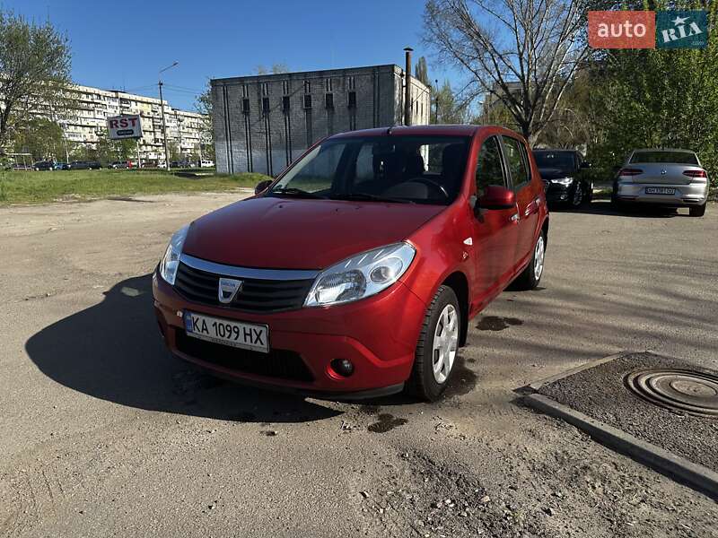 Хэтчбек Dacia Sandero 2009 в 