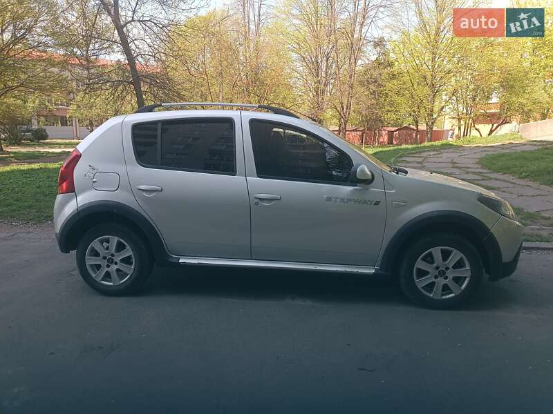 Хэтчбек Dacia Sandero 2012 в 