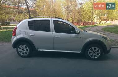 Хэтчбек Dacia Sandero 2012 в 