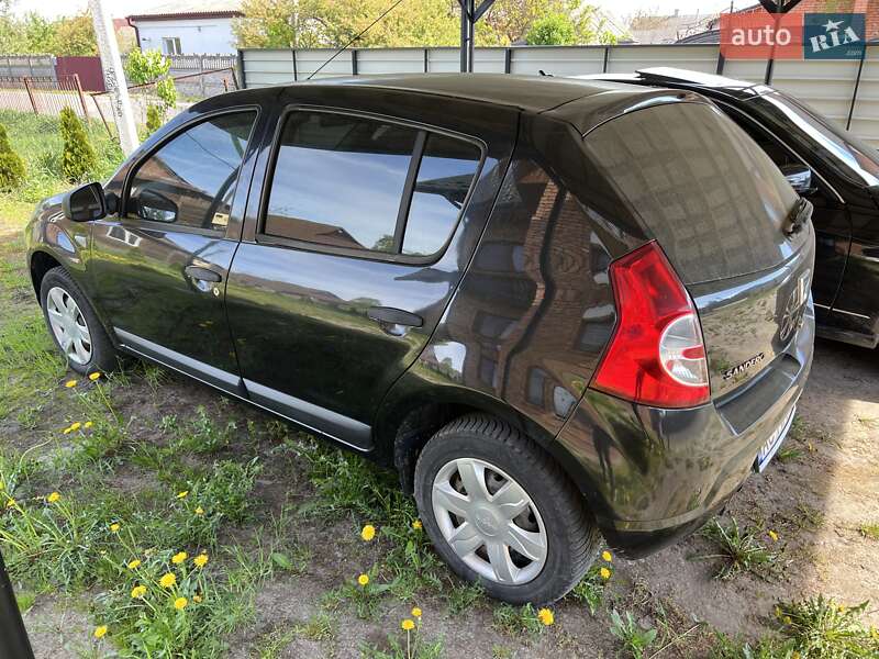 Хэтчбек Dacia Sandero 2011 в Камне-Каширском