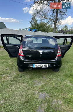 Хетчбек Dacia Sandero 2009 в 