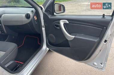 Хэтчбек Dacia Sandero 2010 в 
