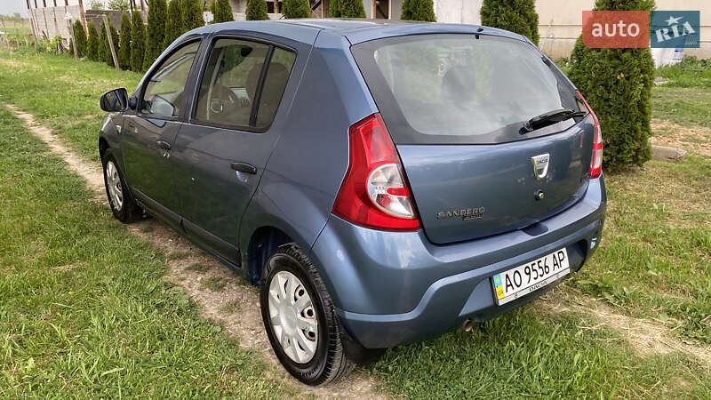 Хэтчбек Dacia Sandero 2008 в Берегово