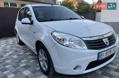 Хэтчбек Dacia Sandero 2009 в 