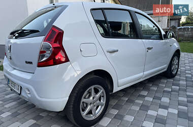 Хэтчбек Dacia Sandero 2009 в 
