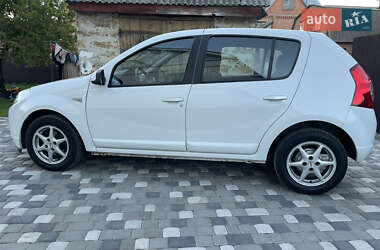 Хэтчбек Dacia Sandero 2009 в 