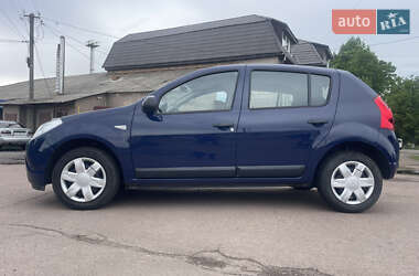 Хэтчбек Dacia Sandero 2009 в 