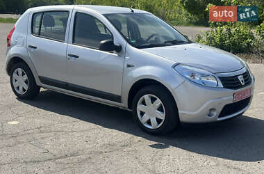 Хетчбек Dacia Sandero 2010 в 