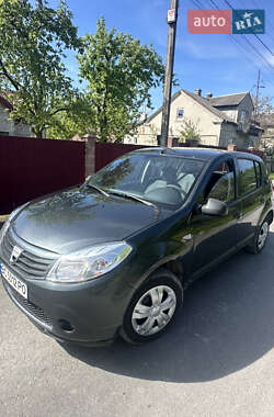 Хетчбек Dacia Sandero 2010 в 
