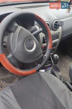 Хэтчбек Dacia Sandero 2010 в 