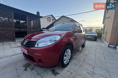 Хетчбек Dacia Sandero 2012 в 