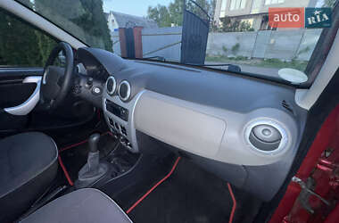 Хетчбек Dacia Sandero 2012 в 