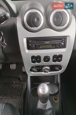 Хэтчбек Dacia Sandero 2008 в 