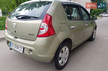 Хэтчбек Dacia Sandero 2009 в 