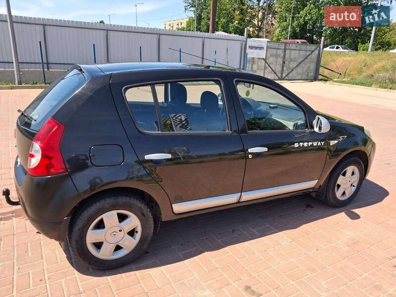 Хетчбек Dacia Sandero 2011 в Полтаві