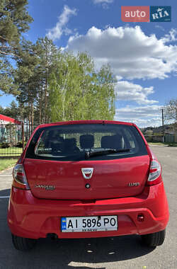 Хэтчбек Dacia Sandero 2009 в 