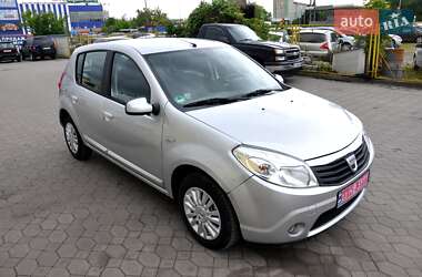 Хэтчбек Dacia Sandero 2010 в 