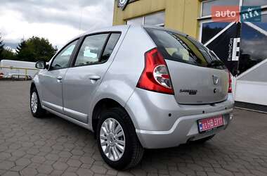 Хэтчбек Dacia Sandero 2010 в 