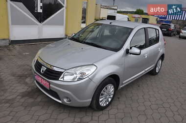 Хэтчбек Dacia Sandero 2010 в 