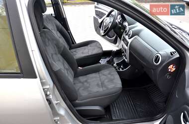 Хэтчбек Dacia Sandero 2010 в 