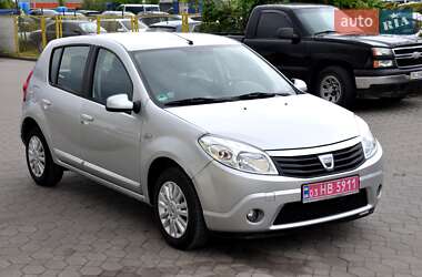 Хэтчбек Dacia Sandero 2010 в 