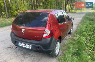 Хетчбек Dacia Sandero 2009 в 