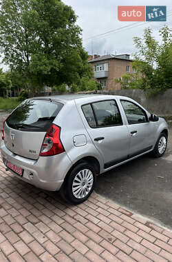 Хэтчбек Dacia Sandero 2009 в 