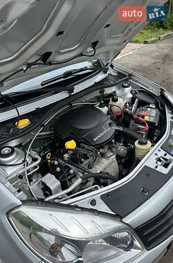 Хэтчбек Dacia Sandero 2009 в 