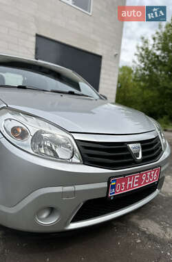 Хэтчбек Dacia Sandero 2009 в 