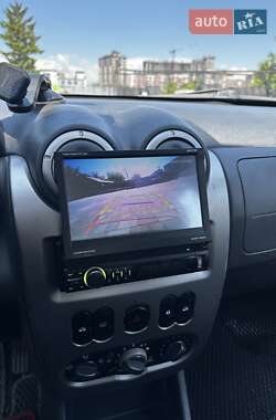 Хетчбек Dacia Sandero 2010 в 
