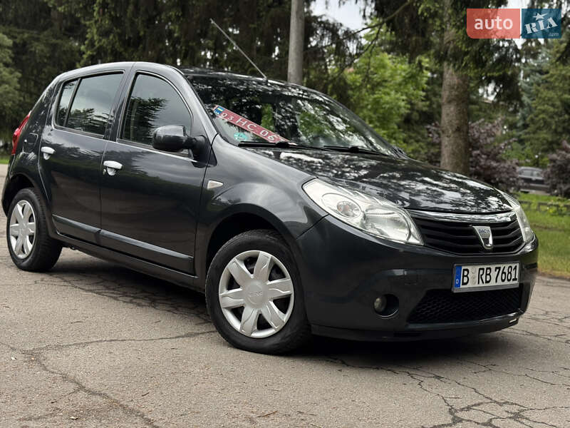 Хетчбек Dacia Sandero 2009 в 