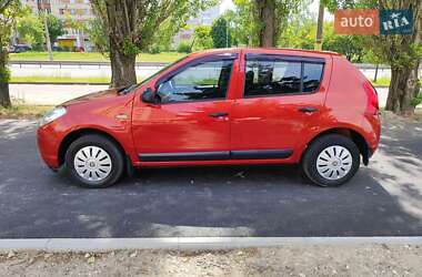 Хетчбек Dacia Sandero 2008 в 