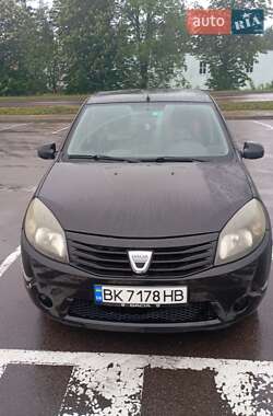 Хэтчбек Dacia Sandero 2011 в Ровно