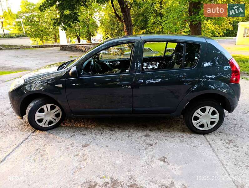 Хетчбек Dacia Sandero 2009 в 