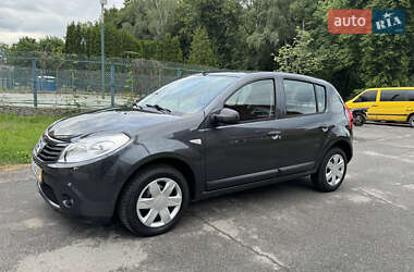 Хетчбек Dacia Sandero 2009 в 