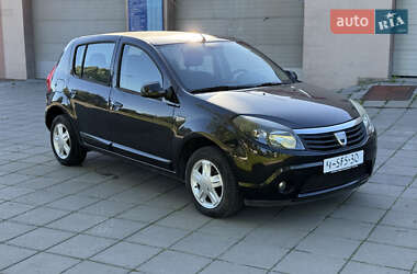 Хэтчбек Dacia Sandero 2010 в 