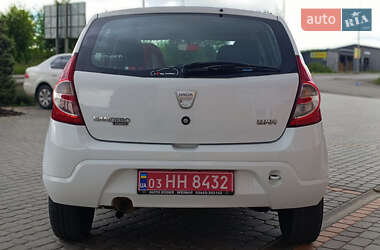 Хетчбек Dacia Sandero 2009 в 